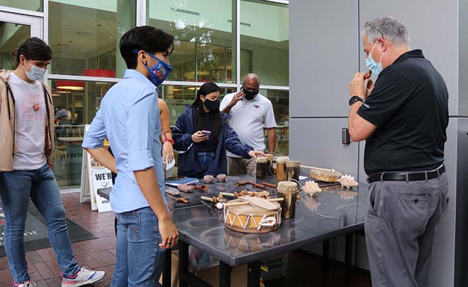 UIW students selling handmade crafts from the indigenous Chicimeca people of Mexico