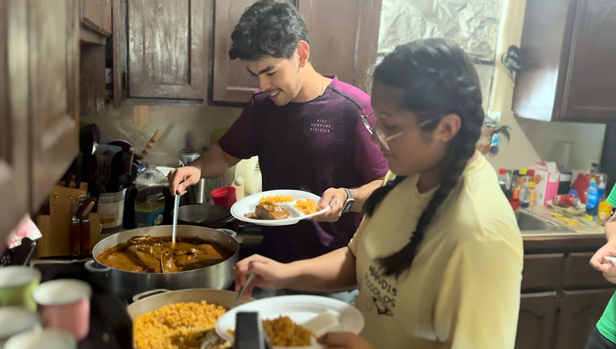 UIW students eating food