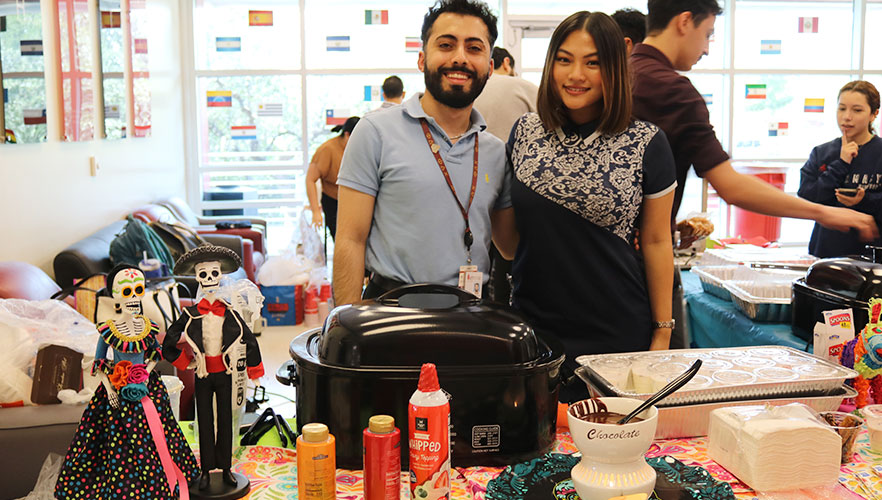 Feik students selling food