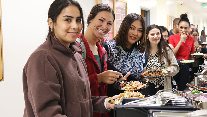 Feik students getting food