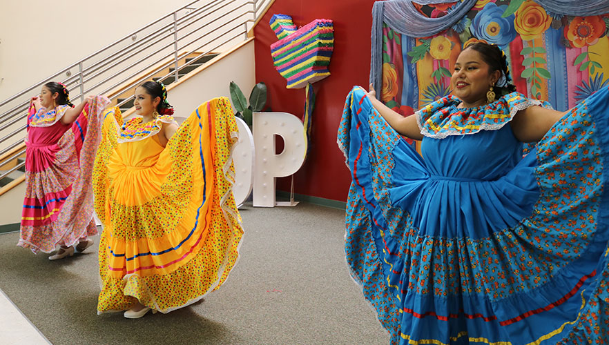 Folklorico dancers