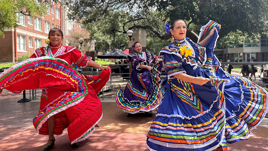 Folklórico dancers